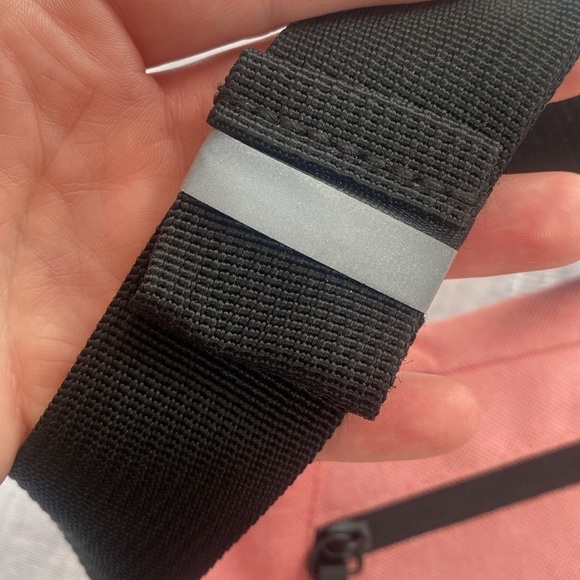 Maxtop NWOT unisex crossbody fanny style pack in coral. - Picture 8 of 10